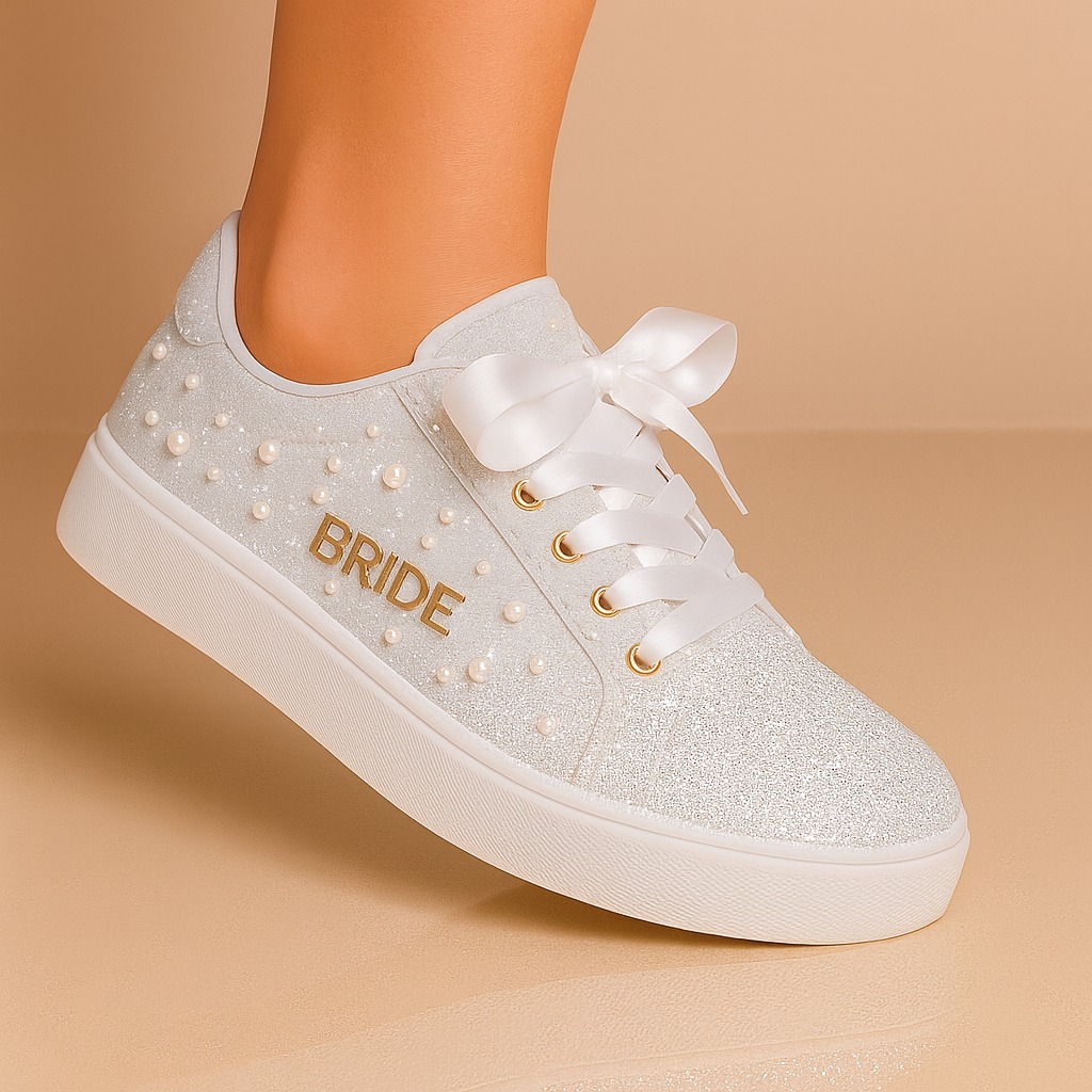 Tênis bride com brilho, pérolas e laço de cetim