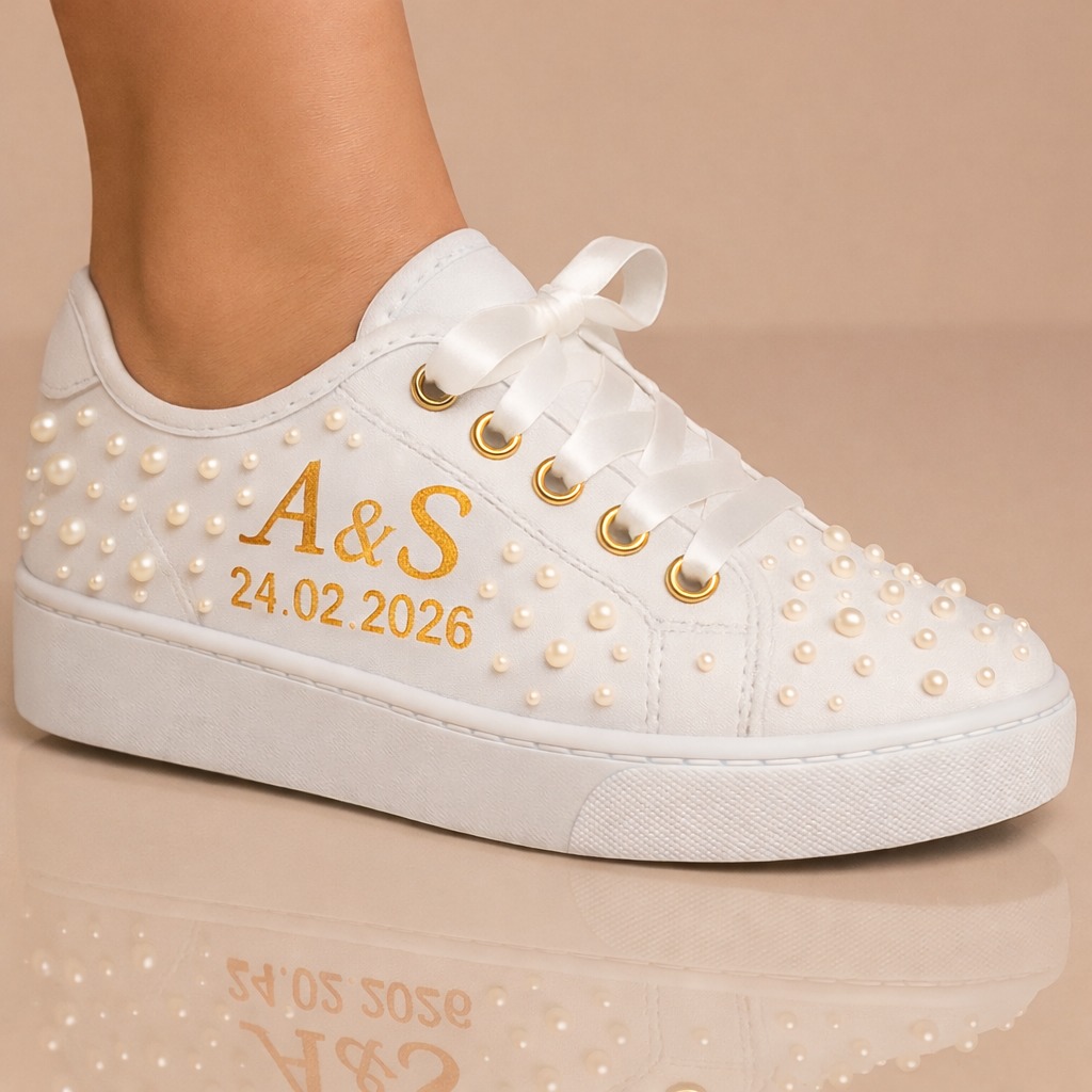 Tênis com iniciais e data dourada para debutante